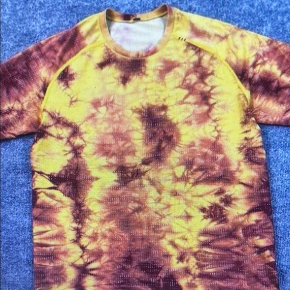 Lululemon Metal Vent Tech Shirt Men Large Yellow Red Tie Short Sleeve Active Tee - Picture 1 of 1
